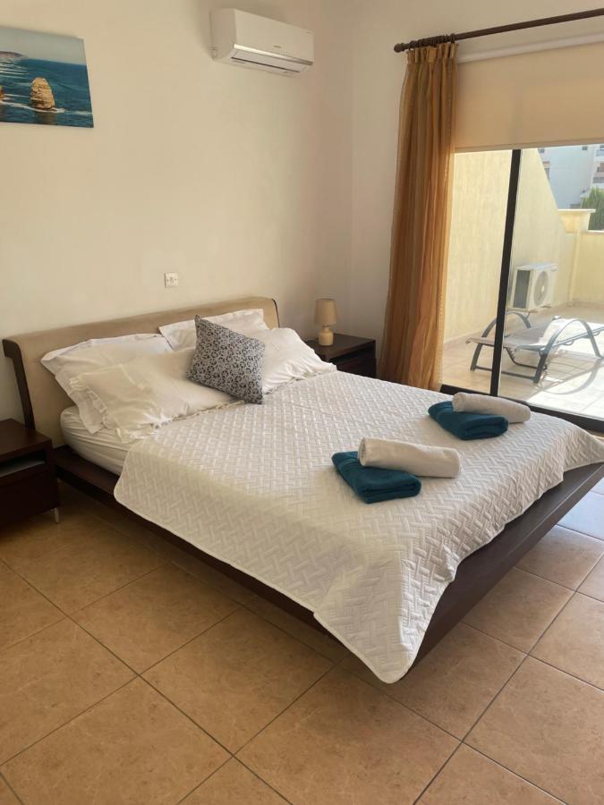 Pool Side 2 Bedroom Queens Gardens Complex Apartament