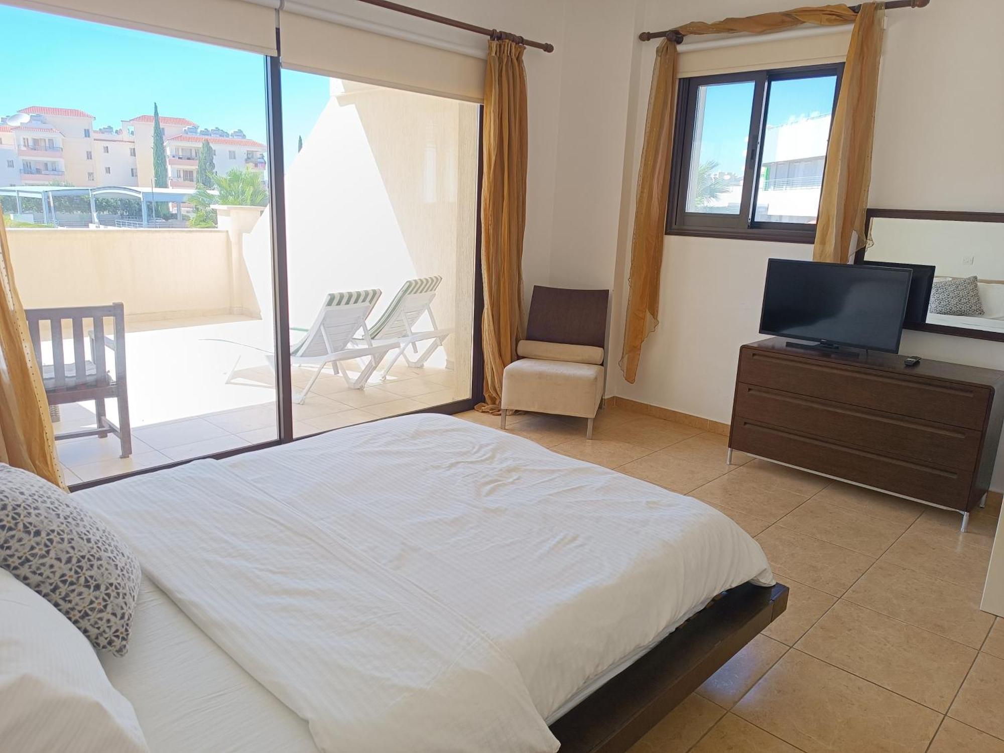 Pool Side 2 Bedroom Queens Gardens Complex Apartament Pafos