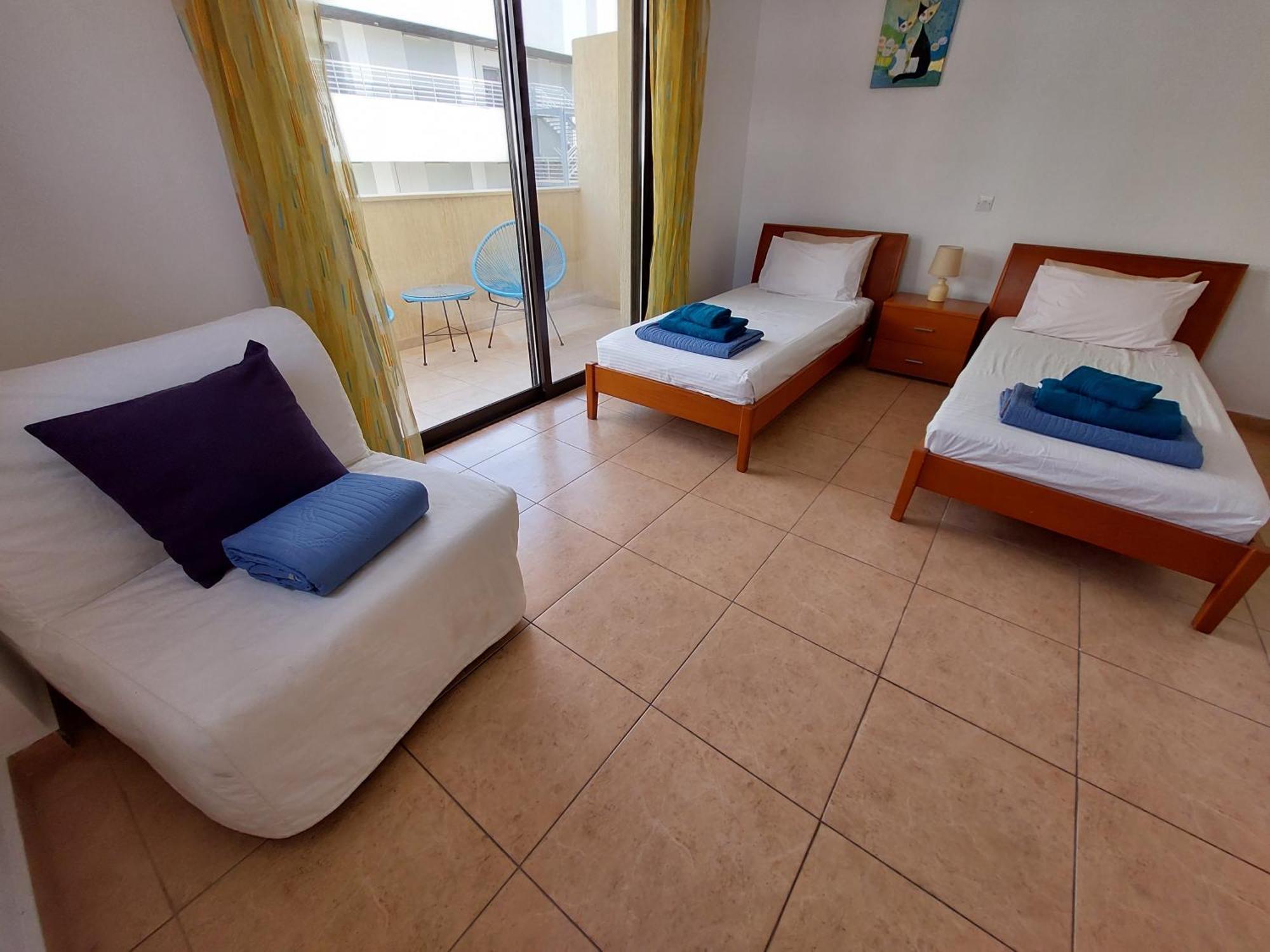 Pool Side 2 Bedroom Queens Gardens Complex Apartament