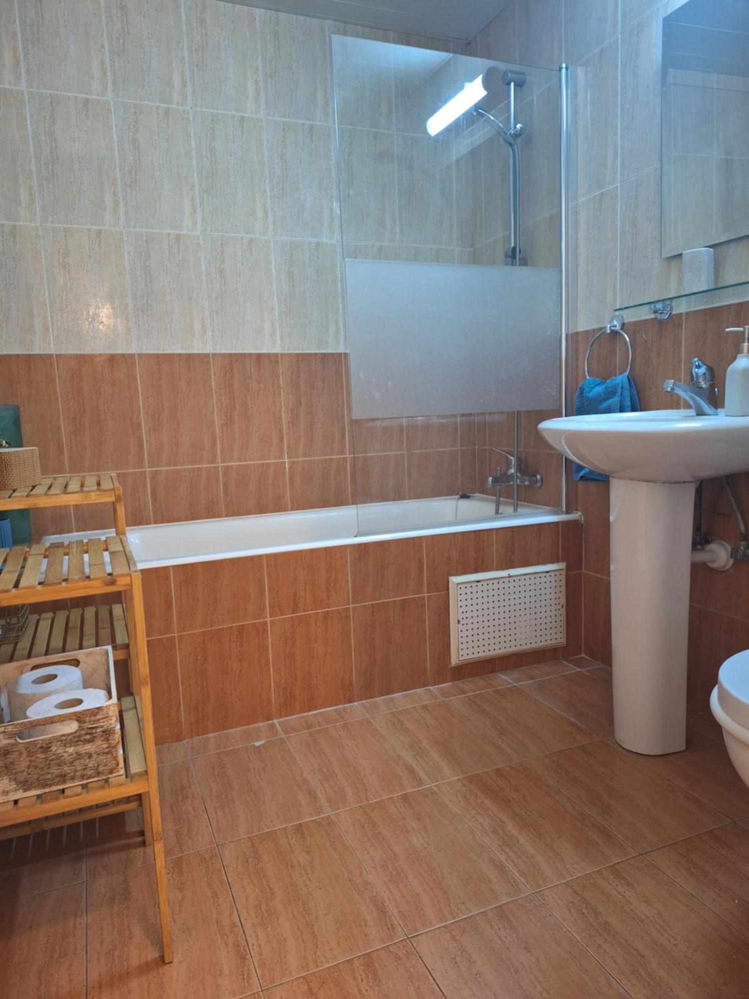 Pool Side 2 Bedroom Queens Gardens Complex Apartment