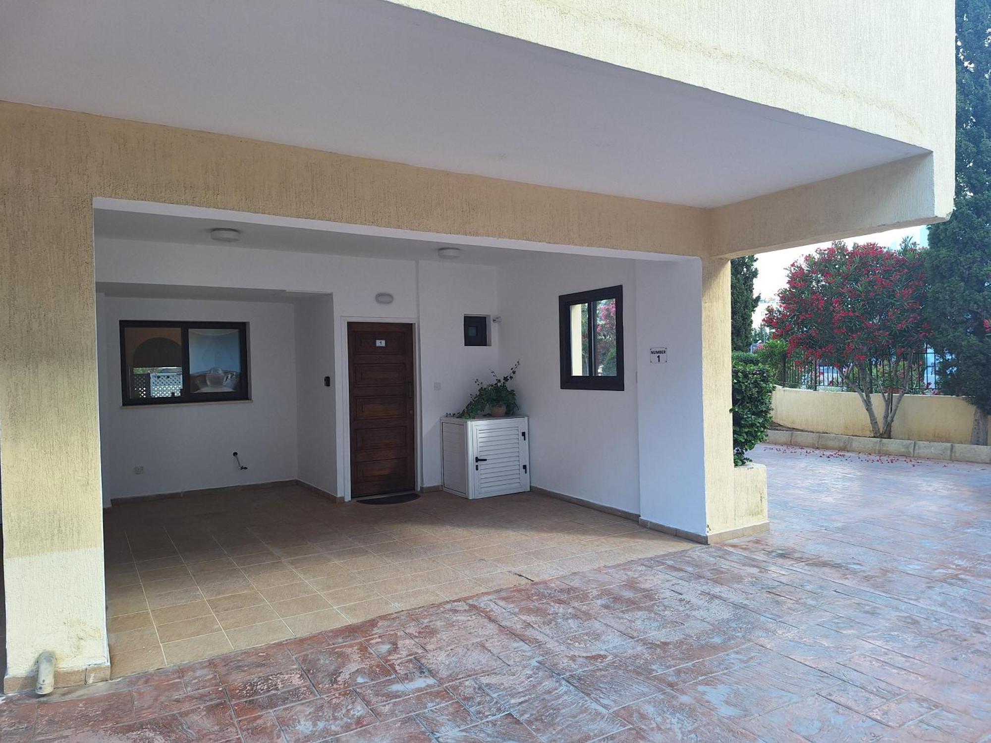 Pool Side 2 Bedroom Queens Gardens Complex *